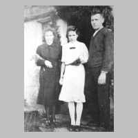 080-0046 Konfirmation 1943 in Pregelswalde. Traute Birkhahn mit ihren Eltern.jpg